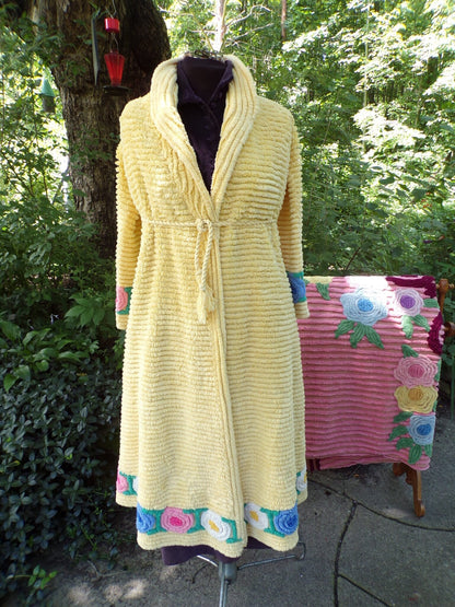 Vintage Ladies Robe, Plush Lollipop Roses on Cheerful Yellow, Retro Chenille Bedspread Bathrobe, Very Small