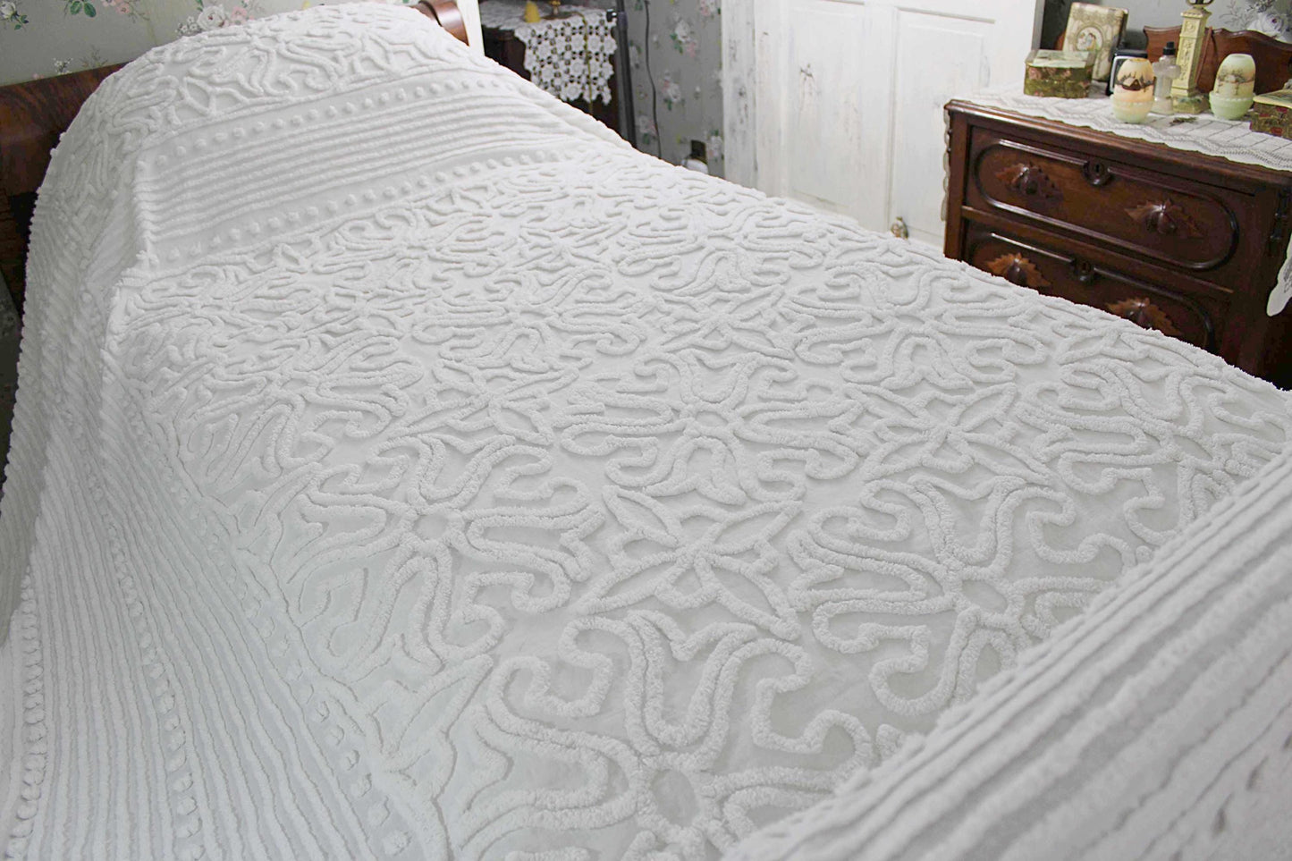 Heavenly White Vintage Chenille Bedspread in Elegant Scroll Design, Full Bed Size, 100% Summer Weight Cotton Farmhouse Style Bedding