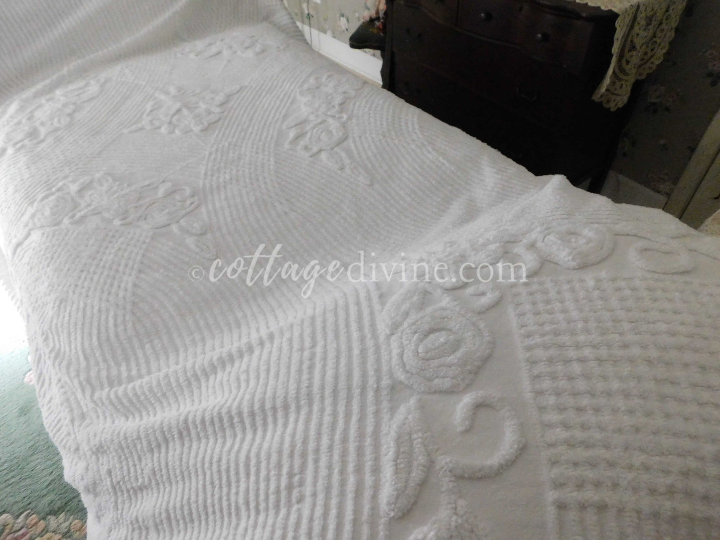 Coastal Seaside Cottage Style 1950s Classic White Vintage Chenille Bedspread, Full Size