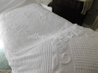 Coastal Seaside Cottage Style 1950s Classic White Vintage Chenille Bedspread, Full Size