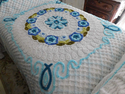 Vintage Floral Chenille Bedspread - Soft Textured Full Size Cotton Bedding in Boxed, Fitted Design - Cottage Style Shabby Chic Decor