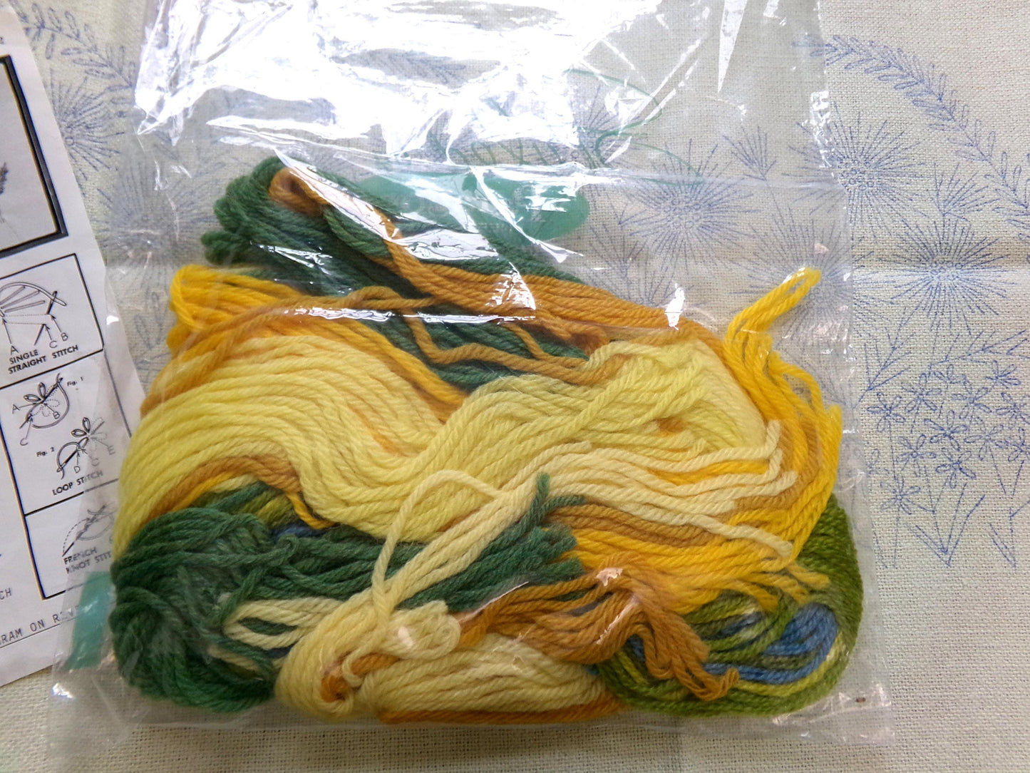 YELLOW DAISIES Vintage Crewel Embroidery Kit Paragon 02237X Boho 1970s Barbara Sparre Design