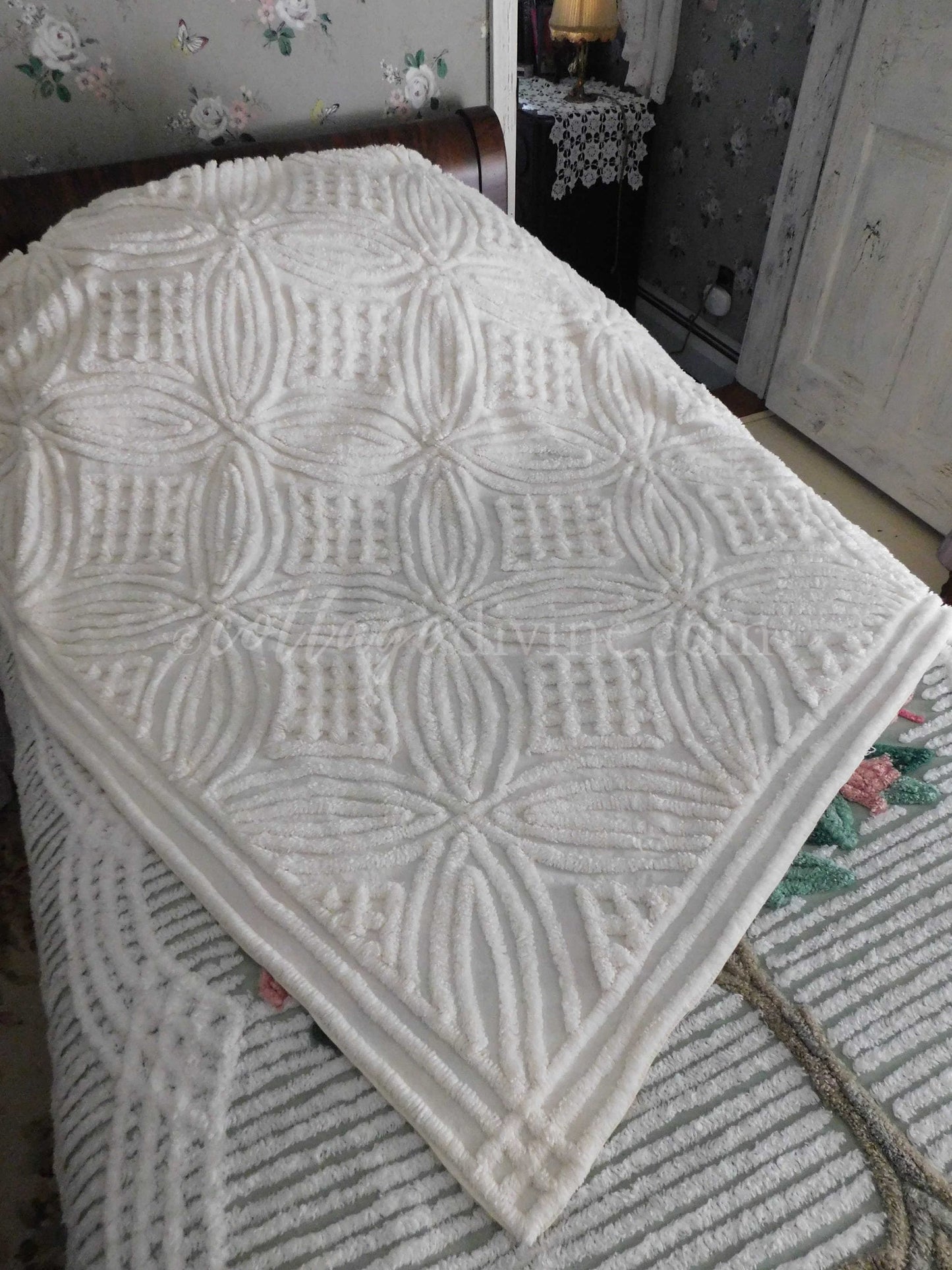 Farmhouse Style Vintage Chenille Bedspread, Classic Plush Creamy White Cotton Wedding Ring Design, Twin Size Spread