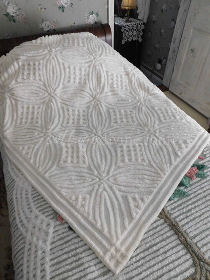 Farmhouse Style Vintage Chenille Bedspread, Classic Plush Creamy White Cotton Wedding Ring Design, Twin Size Spread