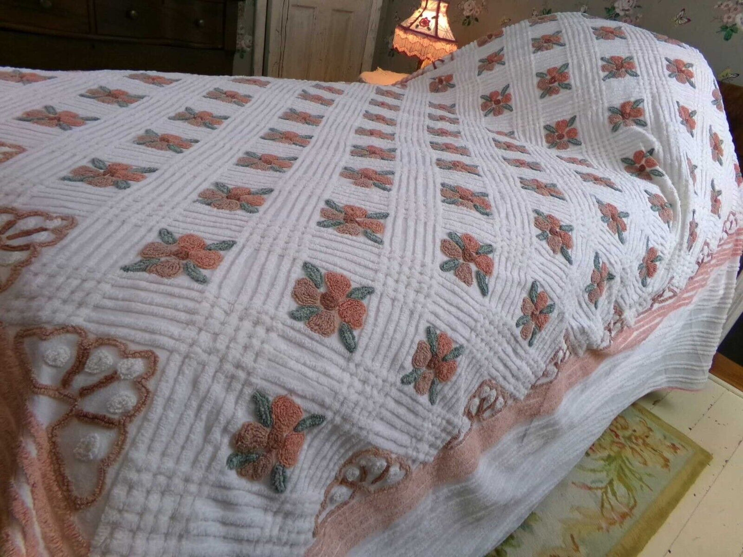 Cottage Life Vintage Chenille Bedspread, Flower Blooms on White Cotton, Full Size