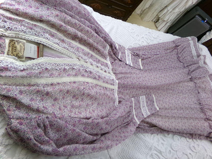 beautiful vintage Gunne Sax maxi dress, 1970s prairie style boho wildflower calico print, XXS