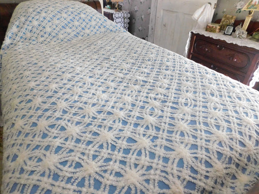Classic Coastal Cottage Vintage Blue & White Tufted Chenille Bedspread, Twin Size