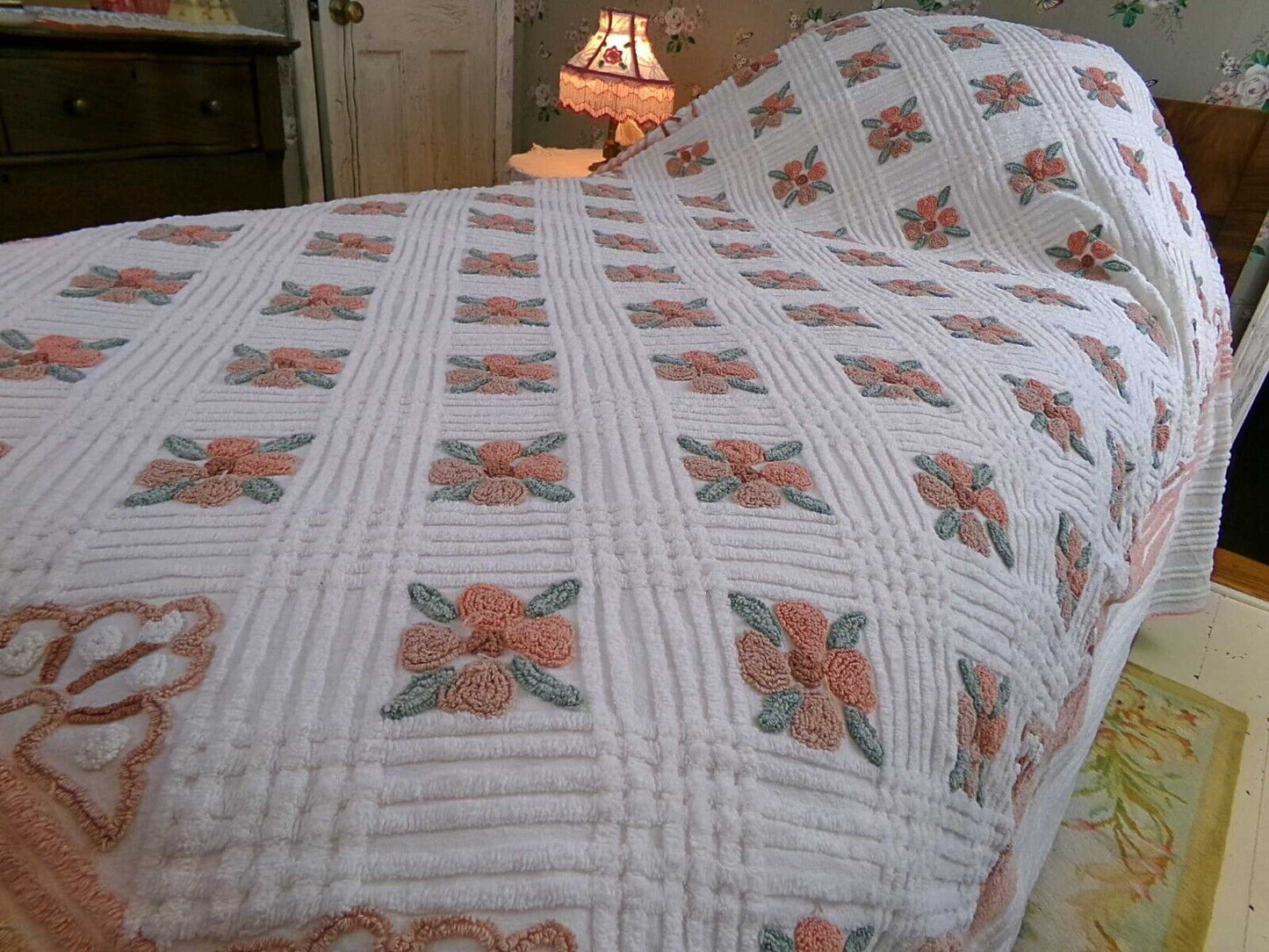 Cottage Life Vintage Chenille Bedspread, Flower Blooms on White Cotton, Full Size