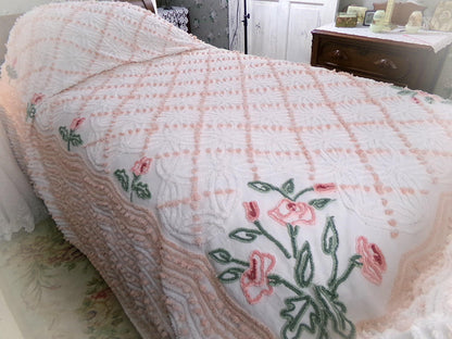 vintage summer romance chenille bedspread, pink roses on white cotton coverlet with pops & wedding rings, full size cottage bedding