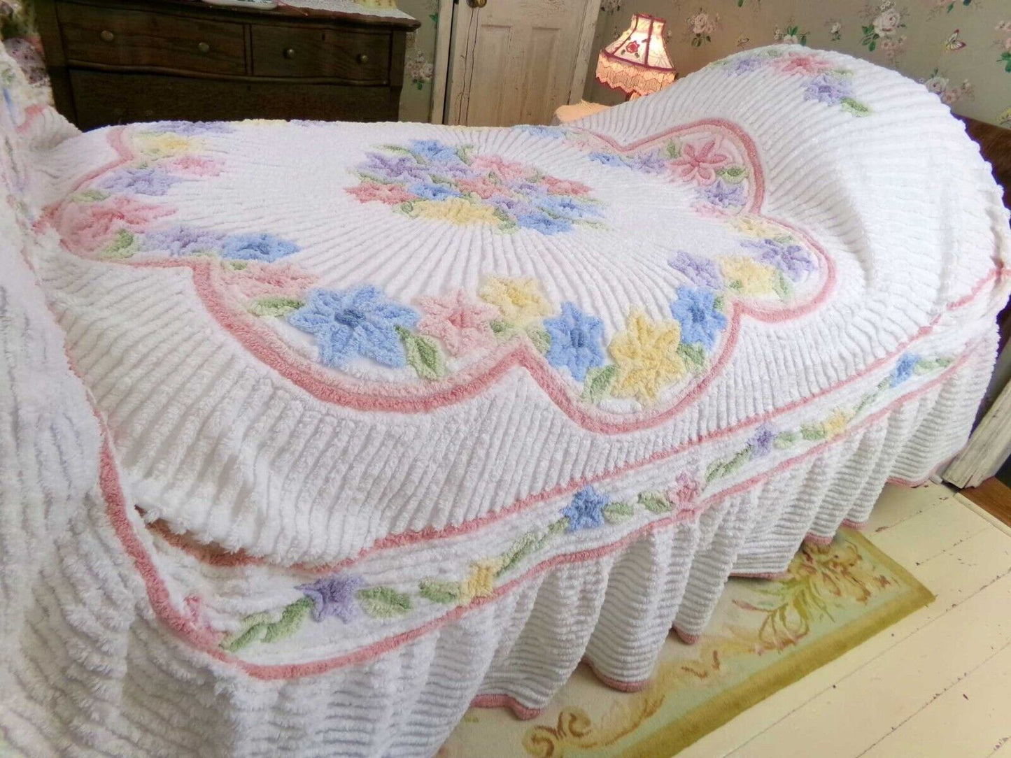 Luxury Floral Vintage White Chenille Bedspread, Boxed & Fitted Design, Full Size