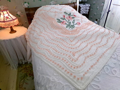 vintage summer romance chenille bedspread, pink roses on white cotton coverlet with pops & wedding rings, full size cottage bedding
