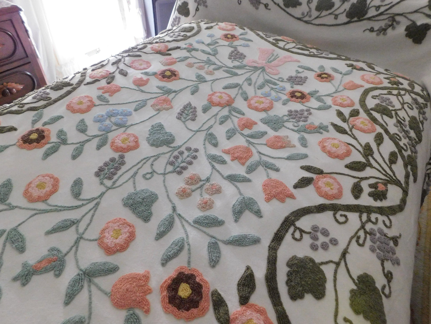 Natural Wildflower Medley Vintage Twin Sized Chenille Bedspread with Accent Fringe, Cabin Crafts Design