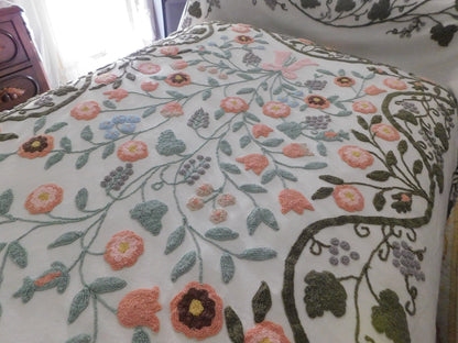 Natural Wildflower Medley Vintage Twin Sized Chenille Bedspread with Accent Fringe, Cabin Crafts Design
