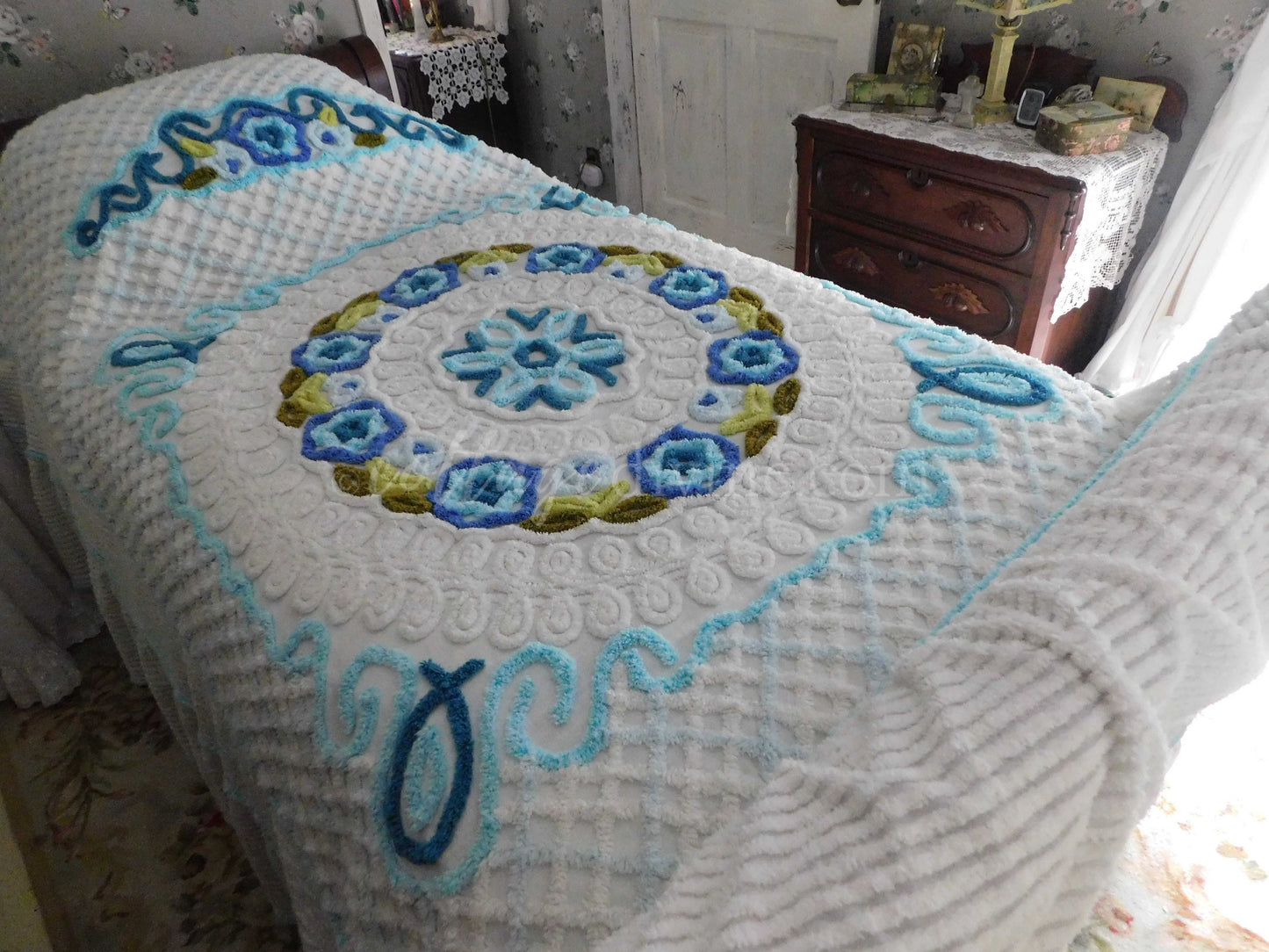 Vintage Floral Chenille Bedspread - Soft Textured Full Size Cotton Bedding in Boxed, Fitted Design - Cottage Style Shabby Chic Decor