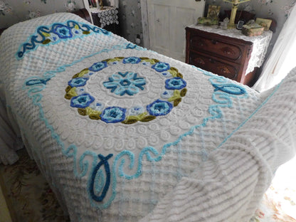 Vintage Floral Chenille Bedspread - Soft Textured Full Size Cotton Bedding in Boxed, Fitted Design - Cottage Style Shabby Chic Decor