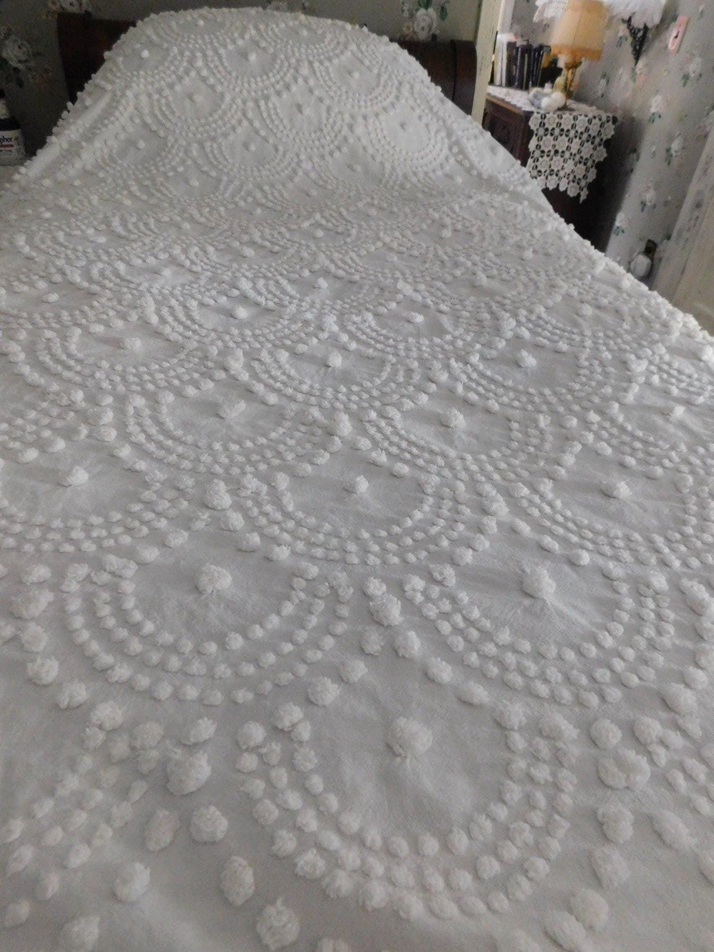 Farmhouse B&B Style Vintage Chenille Bedspread, Antique Handtufted Waterfall Cascade Pops, Full Size White Spread with Fringe