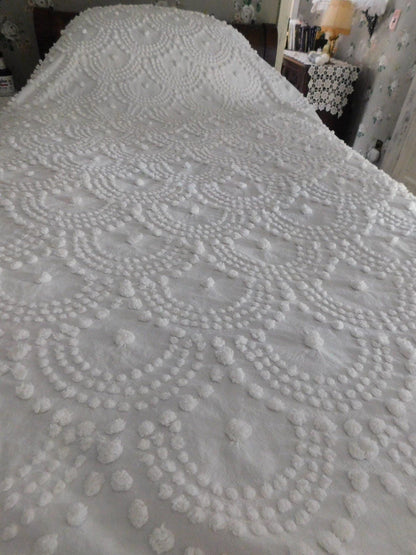 Farmhouse B&B Style Vintage Chenille Bedspread, Antique Handtufted Waterfall Cascade Pops, Full Size White Spread with Fringe