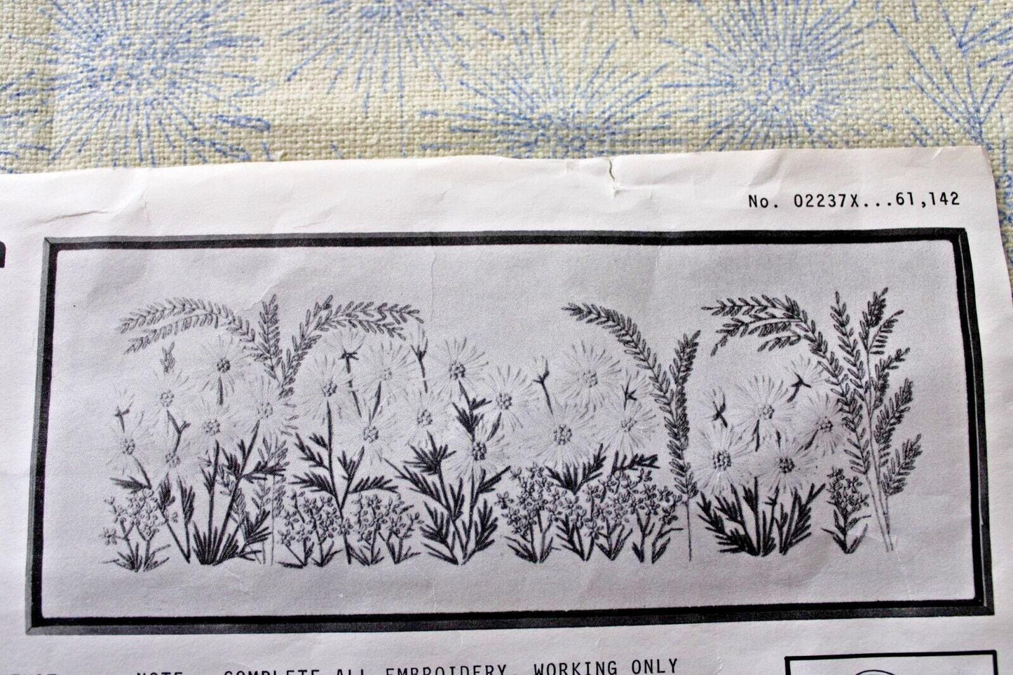 YELLOW DAISIES Paragon Crewel Embroidery Kit 02237X Vtg Boho 70s Barbara Sparre