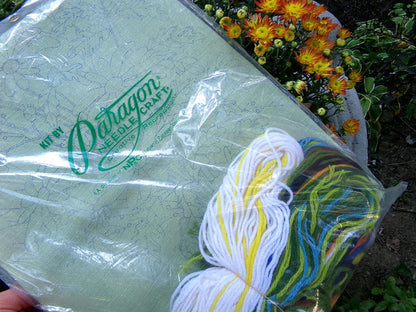 DAISIES DAISIES Crewel Embroidery Kit, Vintage 0617 Paragon Needlecraft Stitchery, Boho Style Wall Hanging, Adele Veres Design