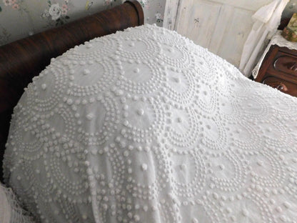 Farmhouse B&B Style Vintage Chenille Bedspread, Antique Handtufted Waterfall Cascade Pops, Full Size White Spread with Fringe