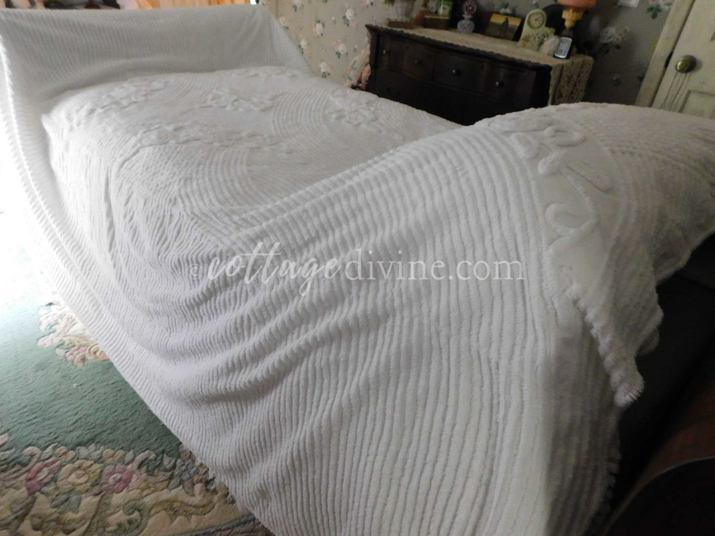 Coastal Seaside Cottage Style 1950s Classic White Vintage Chenille Bedspread, Full Size