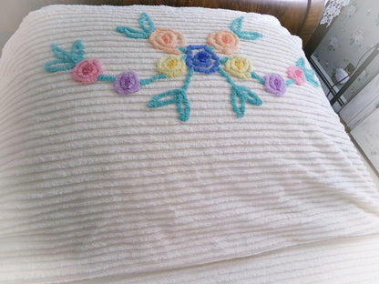 granny's cottage full size chenille bedspread, old-fashioned flower bouquets on cream, vintage style bedding