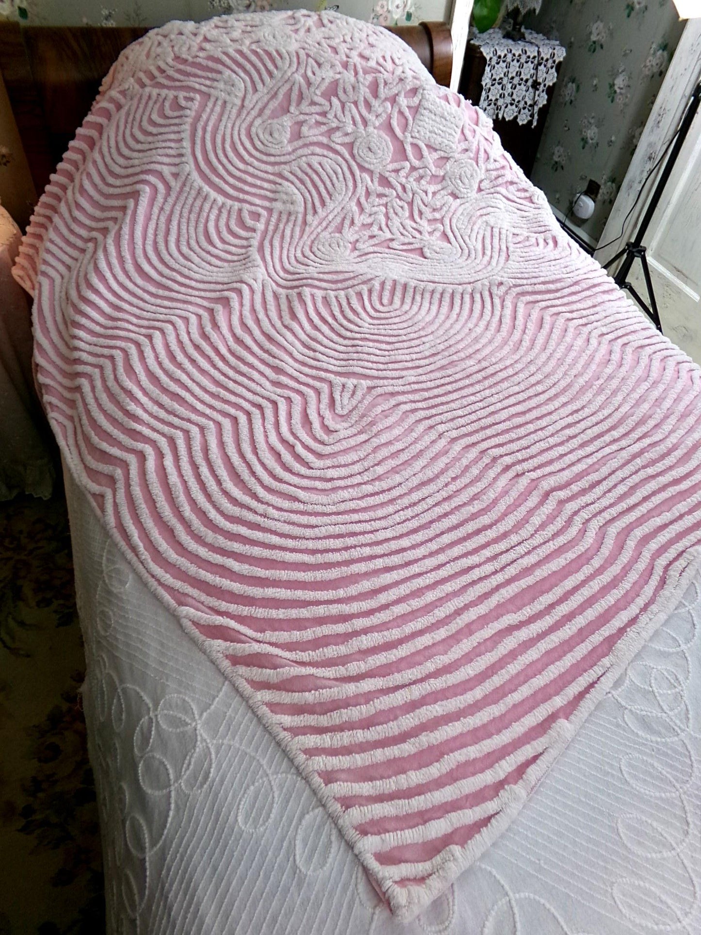 shabby pink fantasy cottage chenille bedspread, vintage white rose tufted full size cotton bedding