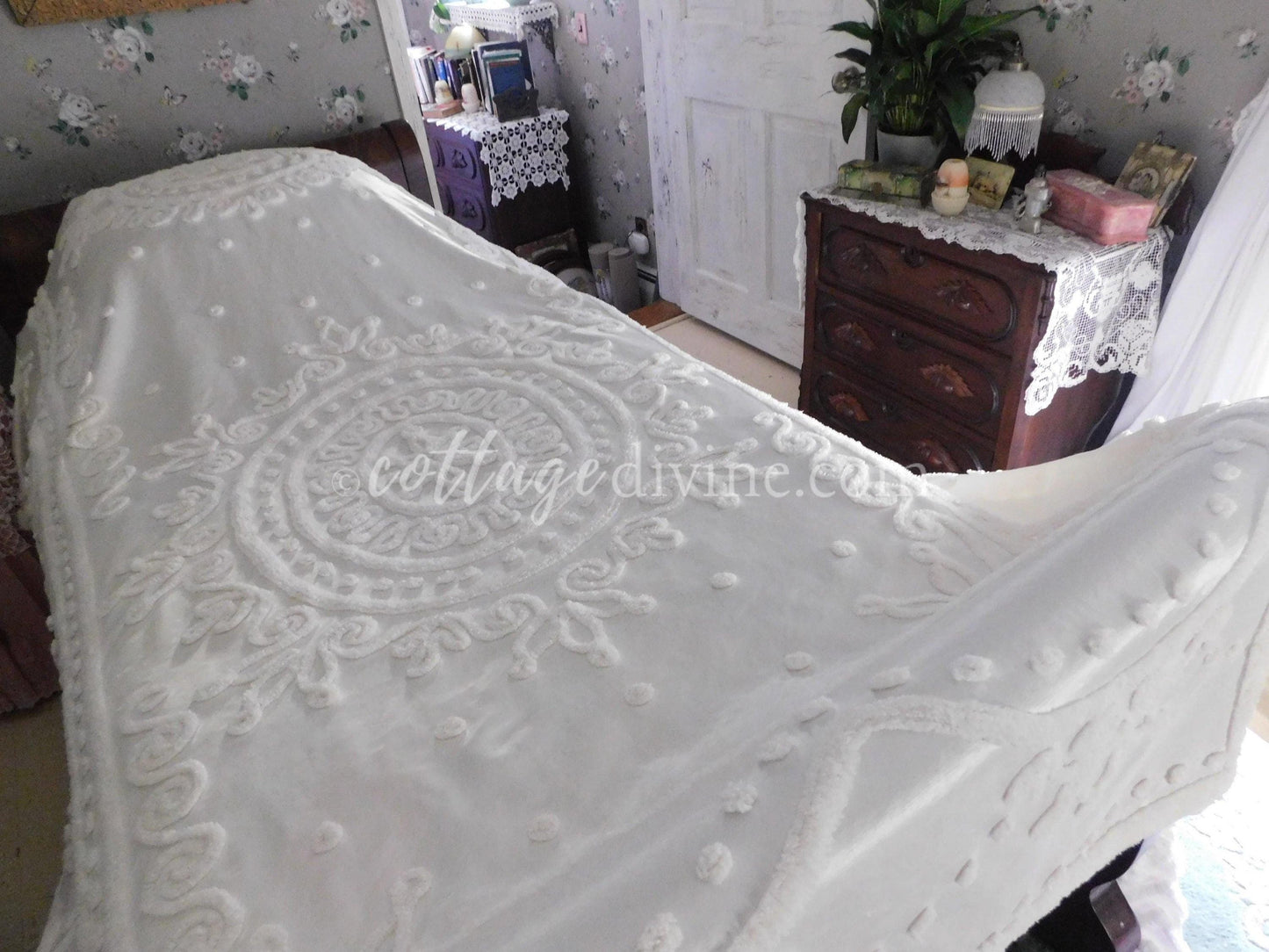 Fabulous Creamy White Satin & Chenille Vintage Bedspread, Twin, Everwear