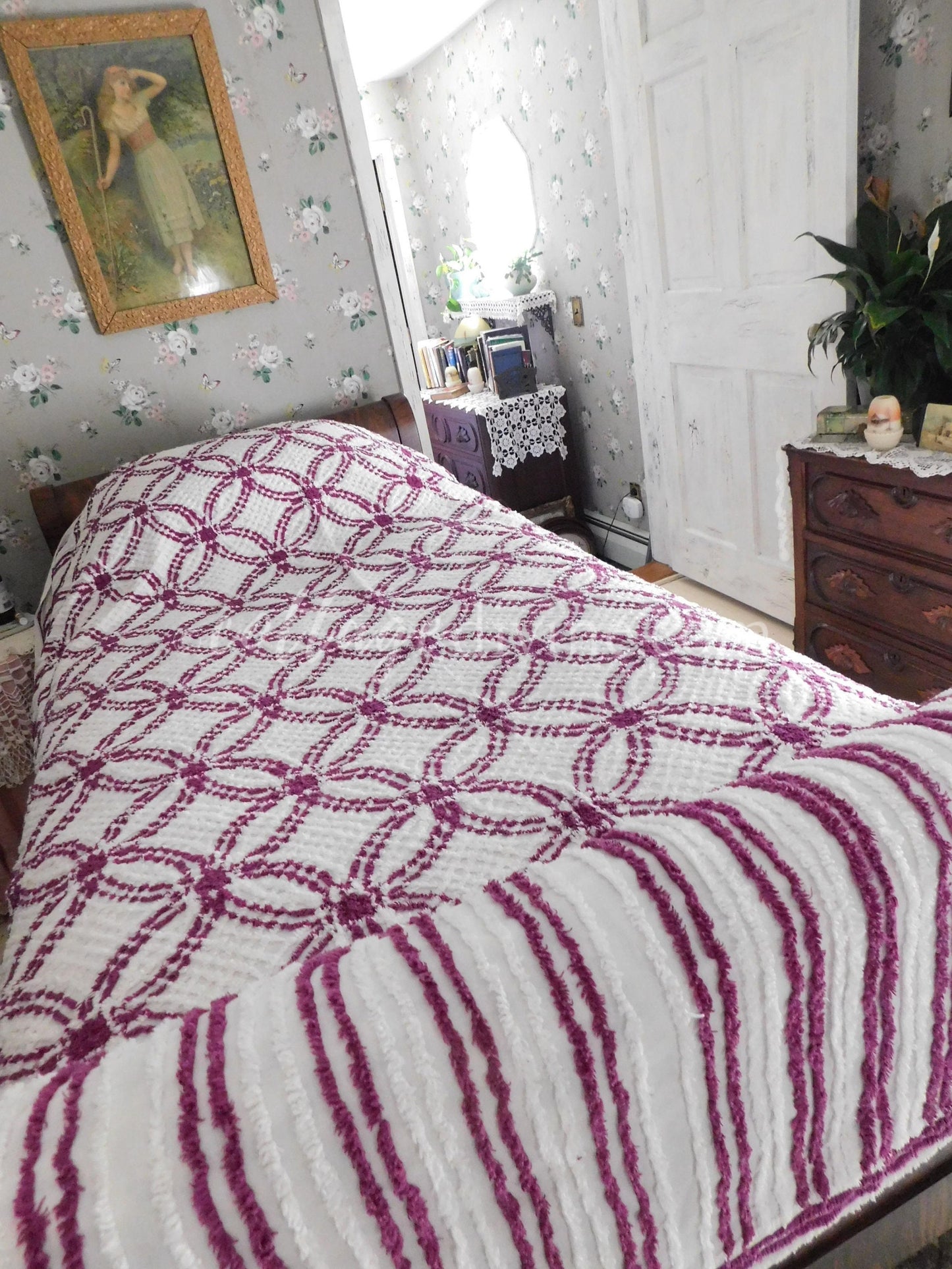 Gorgeous Vintage Chenille Bedspread, 1950s Wedding Ring Pattern in Mulberry & White, Full Sz