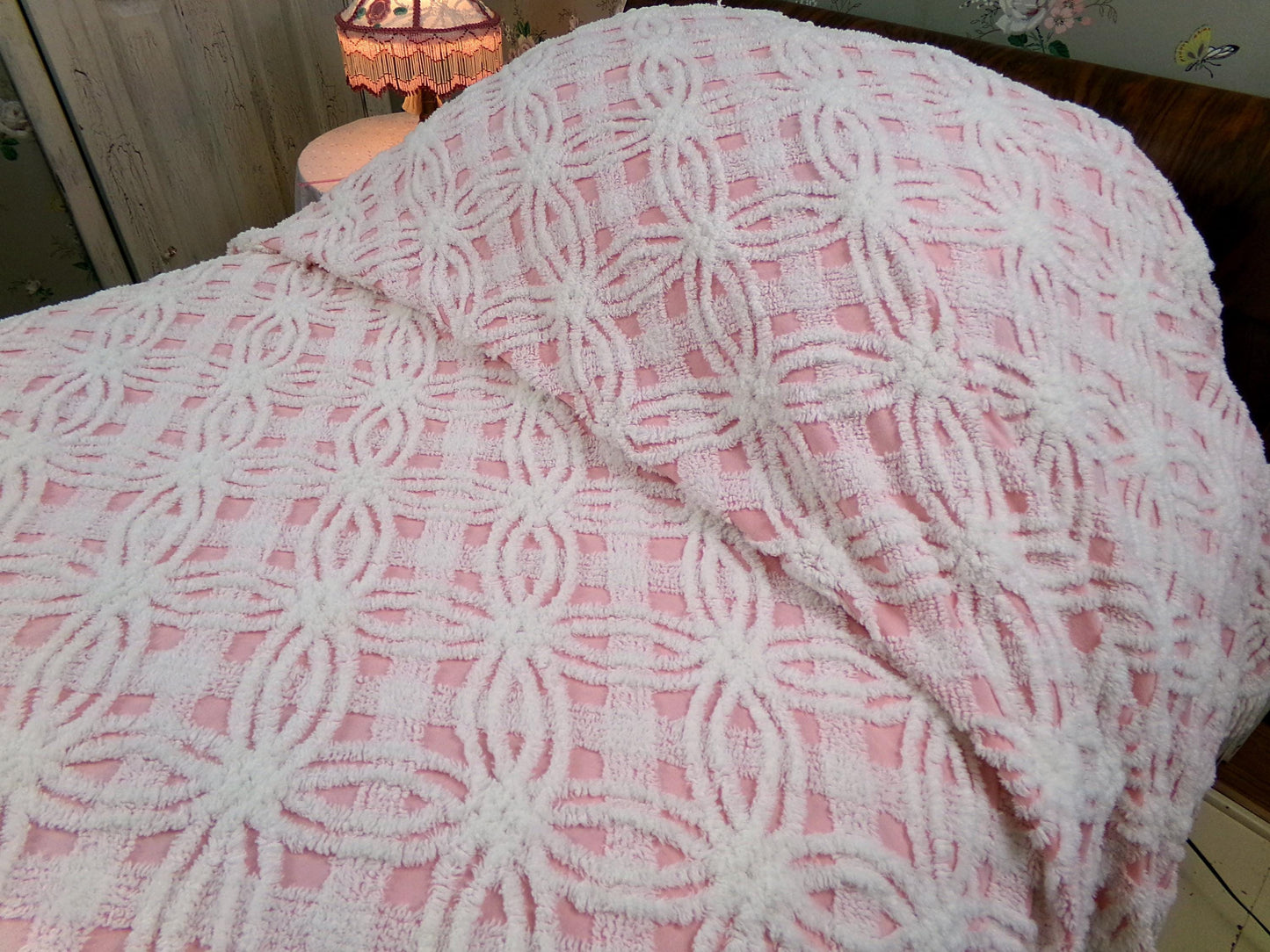 Vintage Pink Chenille Bedspread, Geometric White Tufted Wedding Rings, Accent Fringe, Twin Size Cottage Bedding