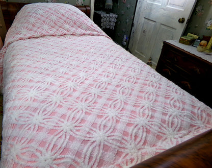 Vintage Pink Chenille Bedspread, Geometric White Tufted Wedding Rings, Accent Fringe, Twin Size Cottage Bedding