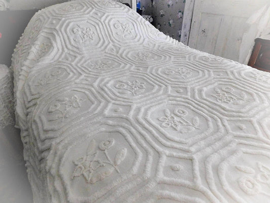 Farmhouse Style White Vintage Chenille Bedspread, Twin Size Cottage Chic Cotton Bedding with tufted florals