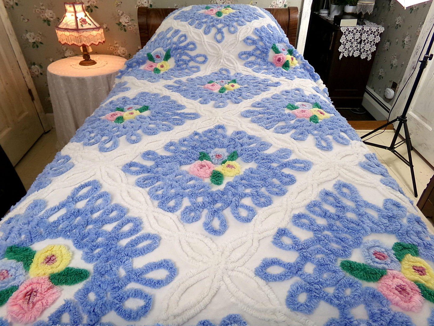 impossibly gorgeous vintage chenille bedspread, sculpted heavy luxury tuft wedding cake floral design w/ fringe, full size cottage bedding