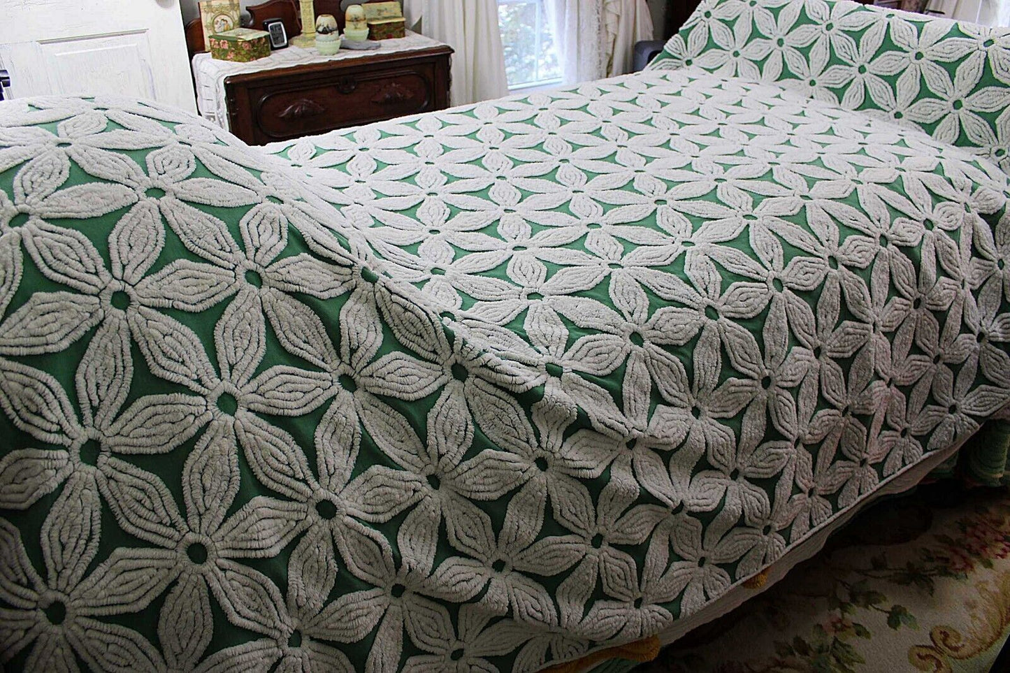 Giant White Daisy Vintage Green Chenille Bedspread Plush Tufted Daisies, Full Size