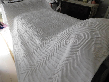 Farmhouse Style White Vintage Chenille Bedspread, Twin Size Cottage Chic Cotton Bedding with tufted florals