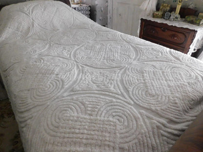 Vibrant White Luxury Swirl Tuft Vintage Chenille Bedspread, Full, Plush Cotton