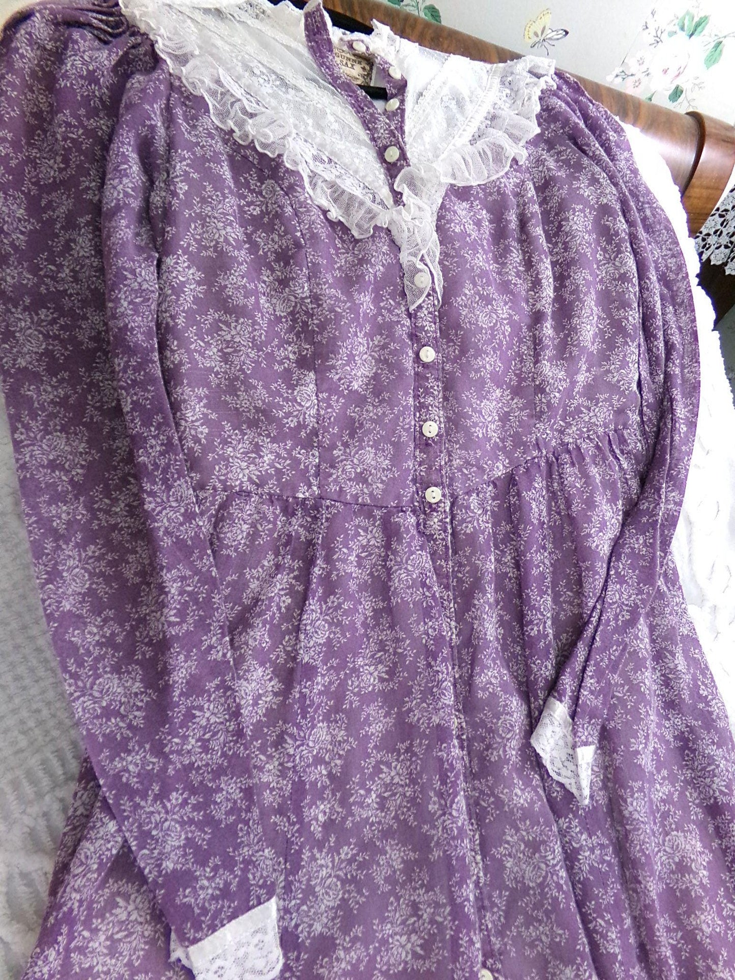 GUNNE SAX prairie dress, vintage midi length 1970s lavender & white calico print with lace and ruffles, very small XXS