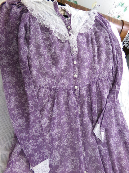 GUNNE SAX prairie dress, vintage midi length 1970s lavender & white calico print with lace and ruffles, very small XXS