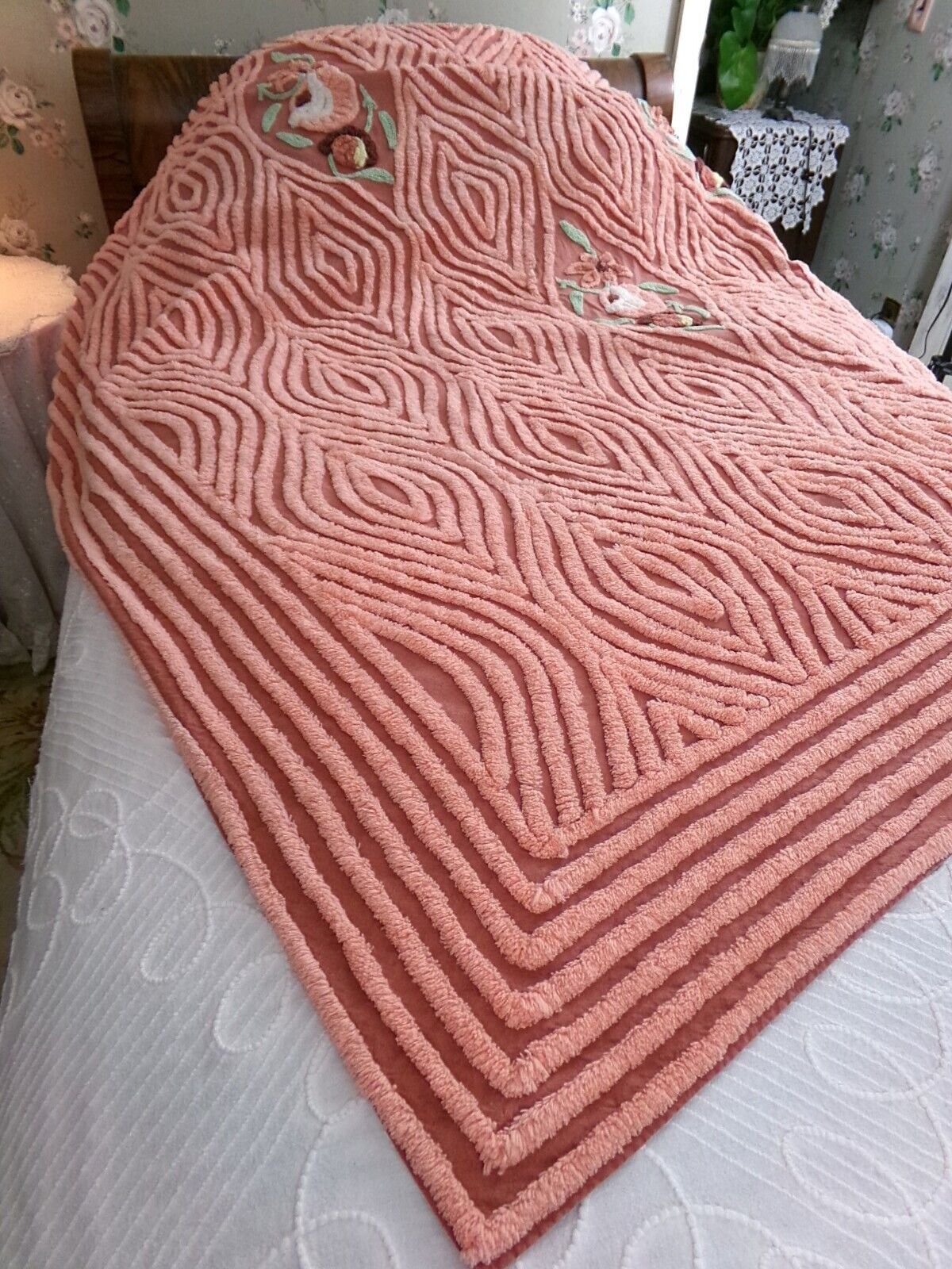 swirl roses luxury Vintage full size chenille bedspread, gorgeous ellipse florals