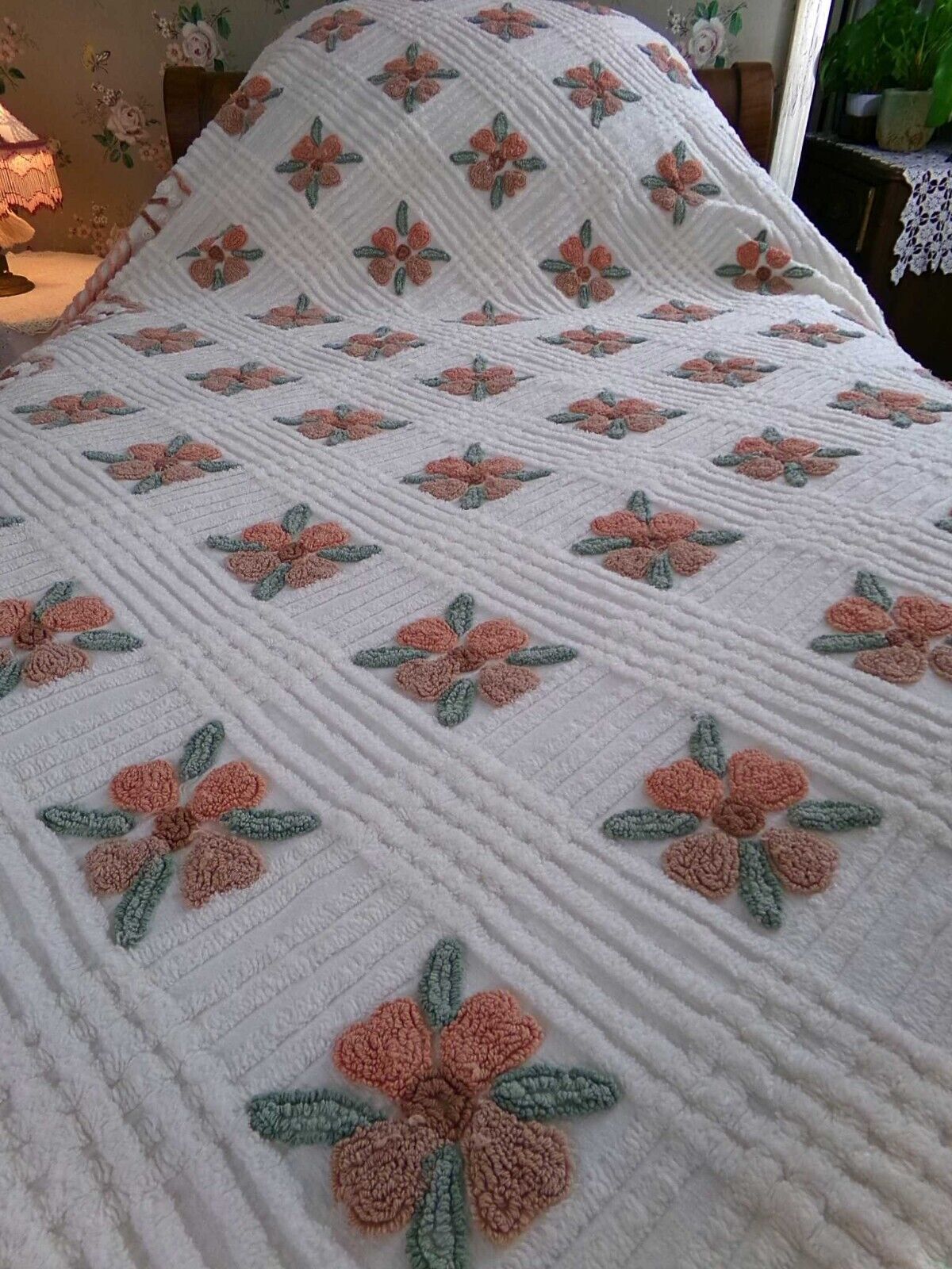 Cottage Life Vintage Chenille Bedspread, Flower Blooms on White Cotton, Full Size
