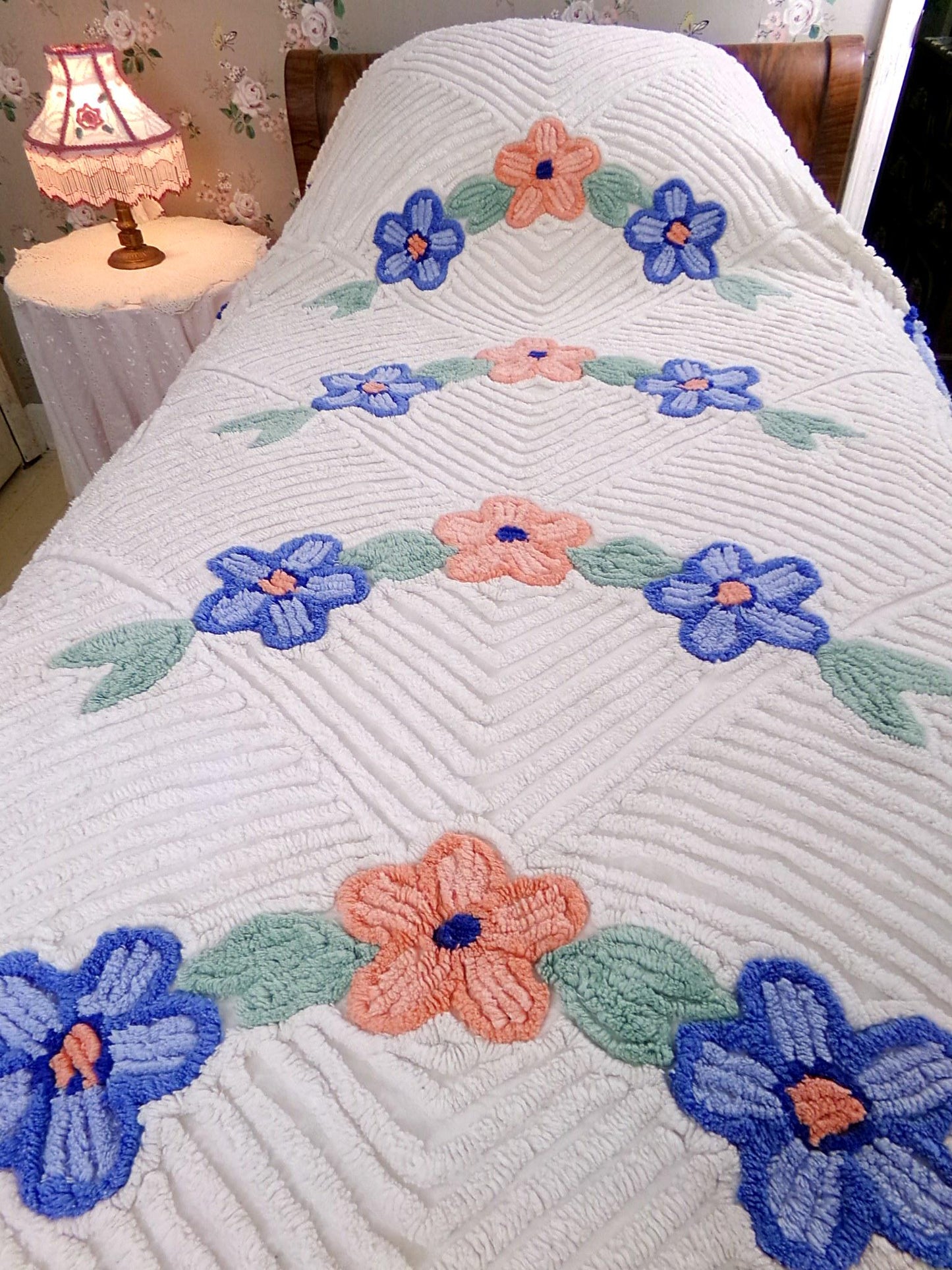 wonderfully plush white chenille bedspread in cozy arched floral design, cute pom pom trim, full size vintage cottage style bedding