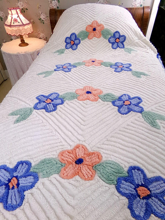 wonderfully plush white chenille bedspread in cozy arched floral design, cute pom pom trim, full size vintage cottage style bedding
