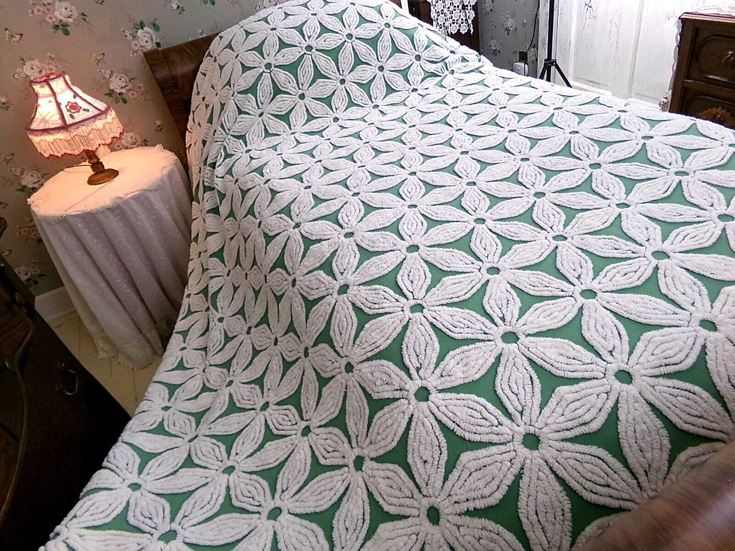 Giant White Daisy Vintage Green Chenille Bedspread Plush Tufted Daisies, Full Size