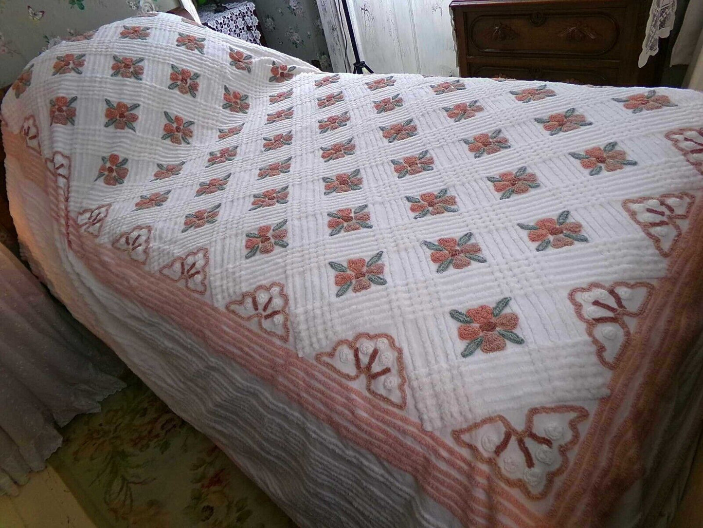 Cottage Life Vintage Chenille Bedspread, Flower Blooms on White Cotton, Full Size