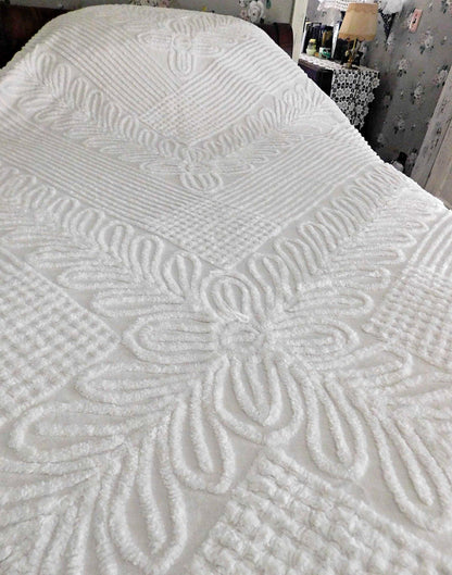 Elegant White Farmhouse Vintage Chenille Bedspread, Chevron Laurel Design, Full Size 100% Cotton Bedding