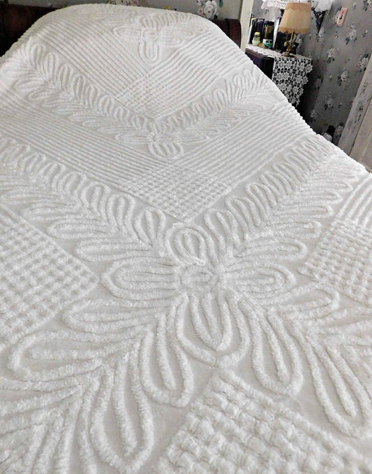 Elegant White Farmhouse Vintage Chenille Bedspread, Chevron Laurel Design, Full Size 100% Cotton Bedding