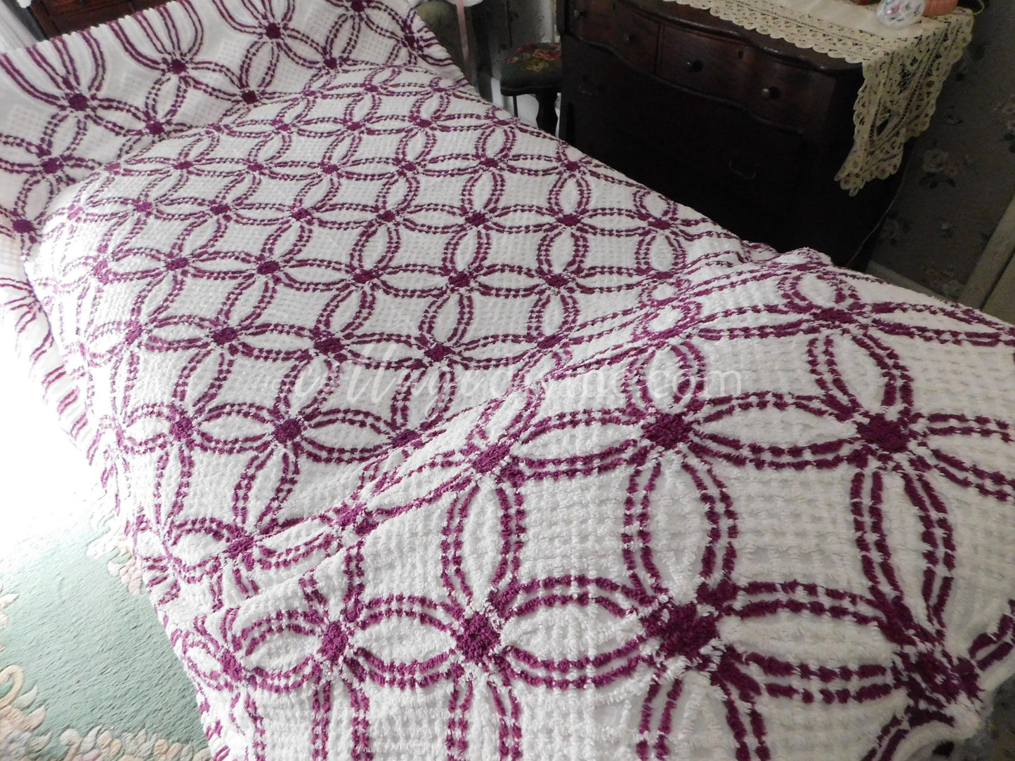 Gorgeous Vintage Chenille Bedspread, 1950s Wedding Ring Pattern in Mulberry & White, Full Sz