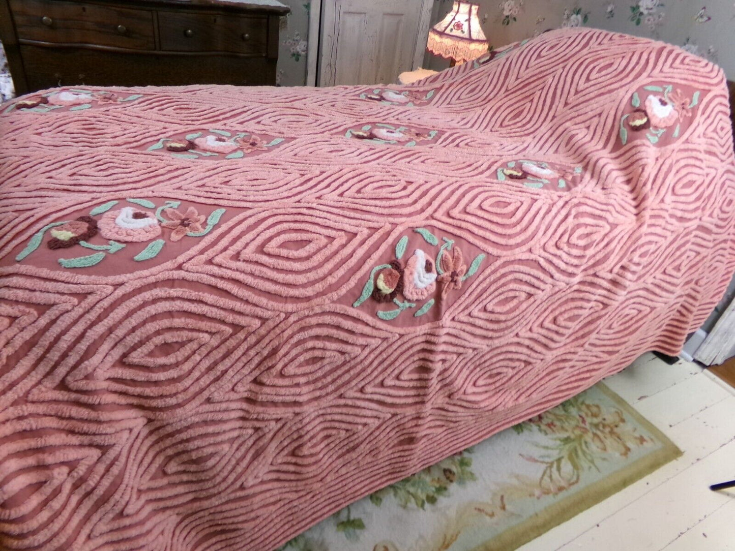 swirl roses luxury Vintage full size chenille bedspread, gorgeous ellipse florals