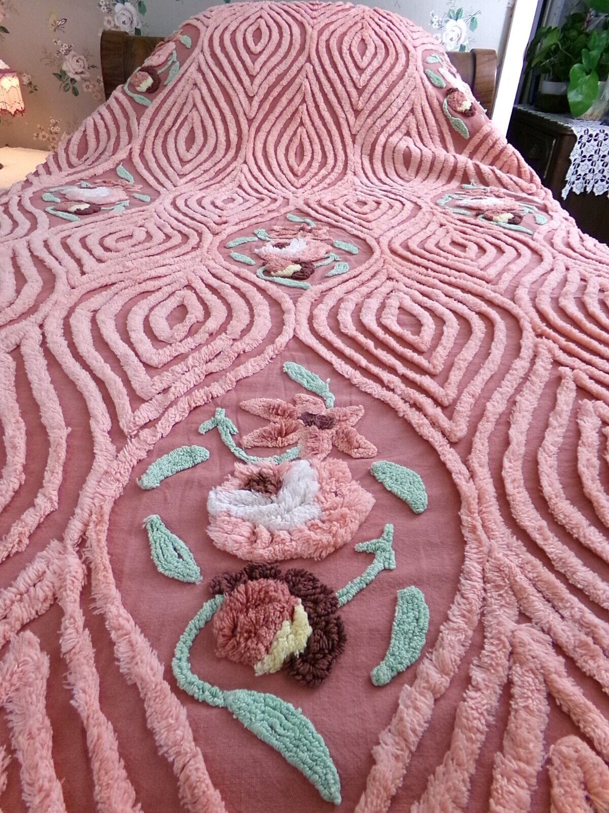 swirl roses luxury Vintage full size chenille bedspread, gorgeous ellipse florals