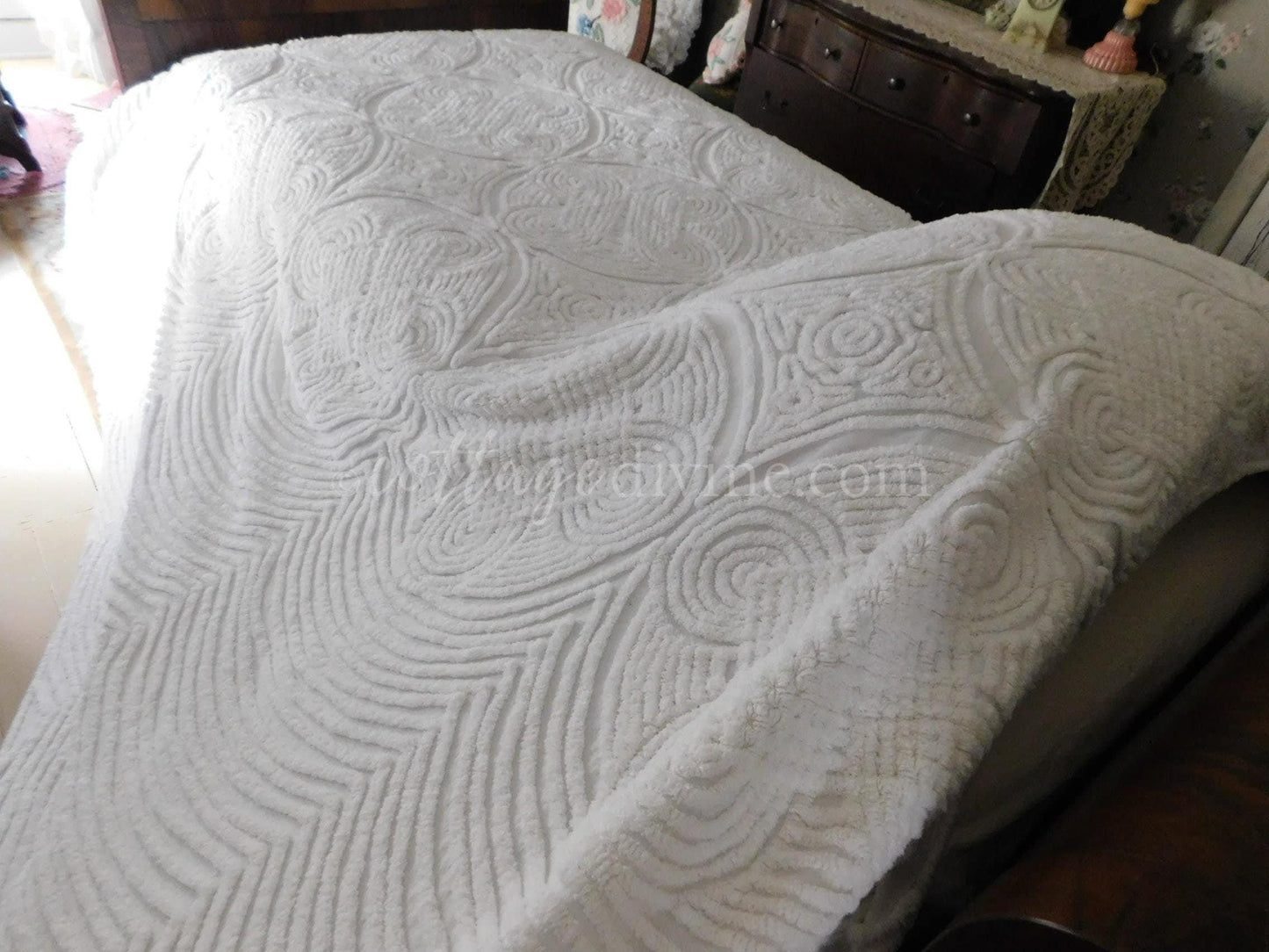 Vibrant White Luxury Swirl Tuft Vintage Chenille Bedspread, Full, Plush Cotton